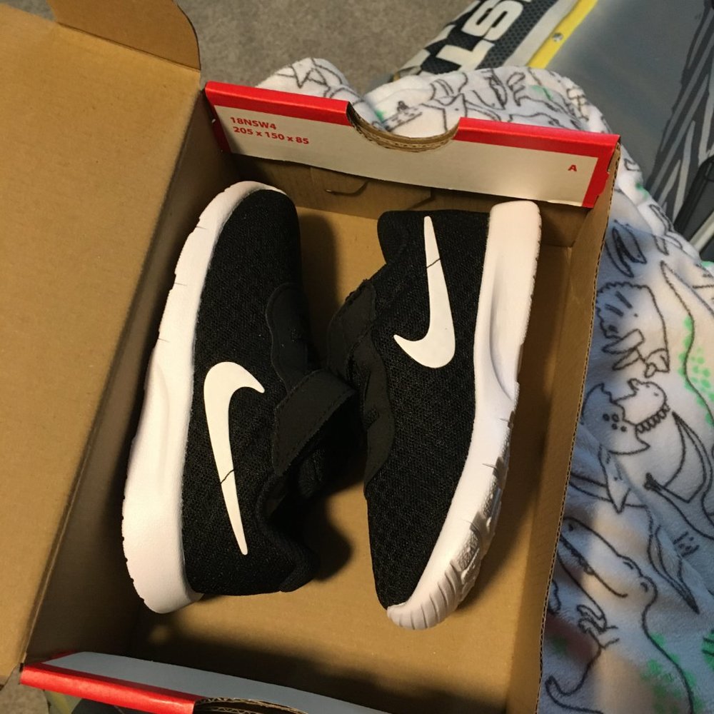 BRAND NEW NIKE TANJUN TODDLER SHOE SZ 8!
